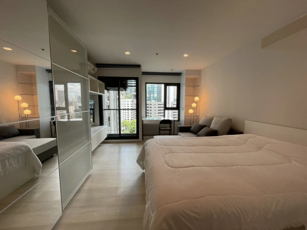 For rent: Life One Wireless, a nice room on the 10th floor, fully furnished, just bring your bags and move in.