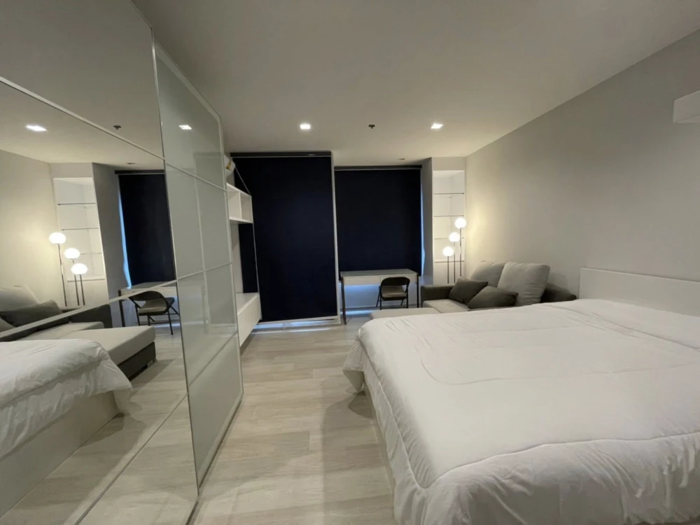 For rent: Life One Wireless, a nice room on the 10th floor, fully furnished, just bring your bags and move in.