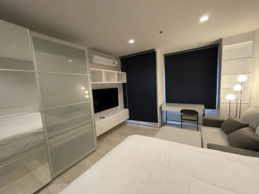For rent: Life One Wireless, a nice room on the 10th floor, fully furnished, just bring your bags and move in.