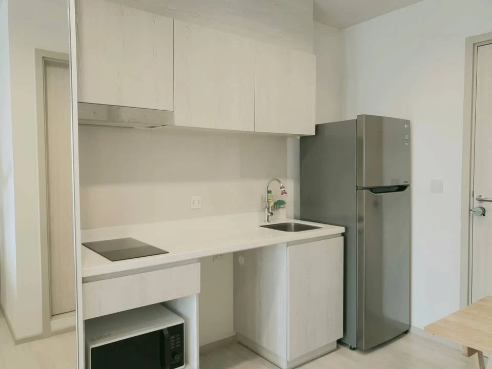 For rent: Life One Wireless, studio room, very high floor, decorated in a minimalist style, clean white tones, very livable.
