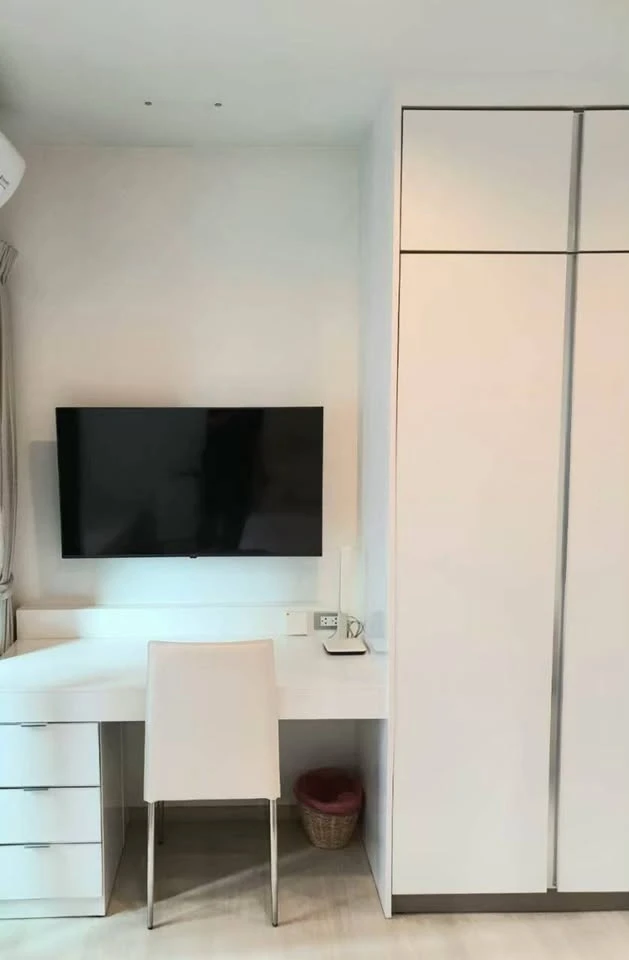For rent: Life One Wireless, studio room, very high floor, decorated in a minimalist style, clean white tones, very livable.