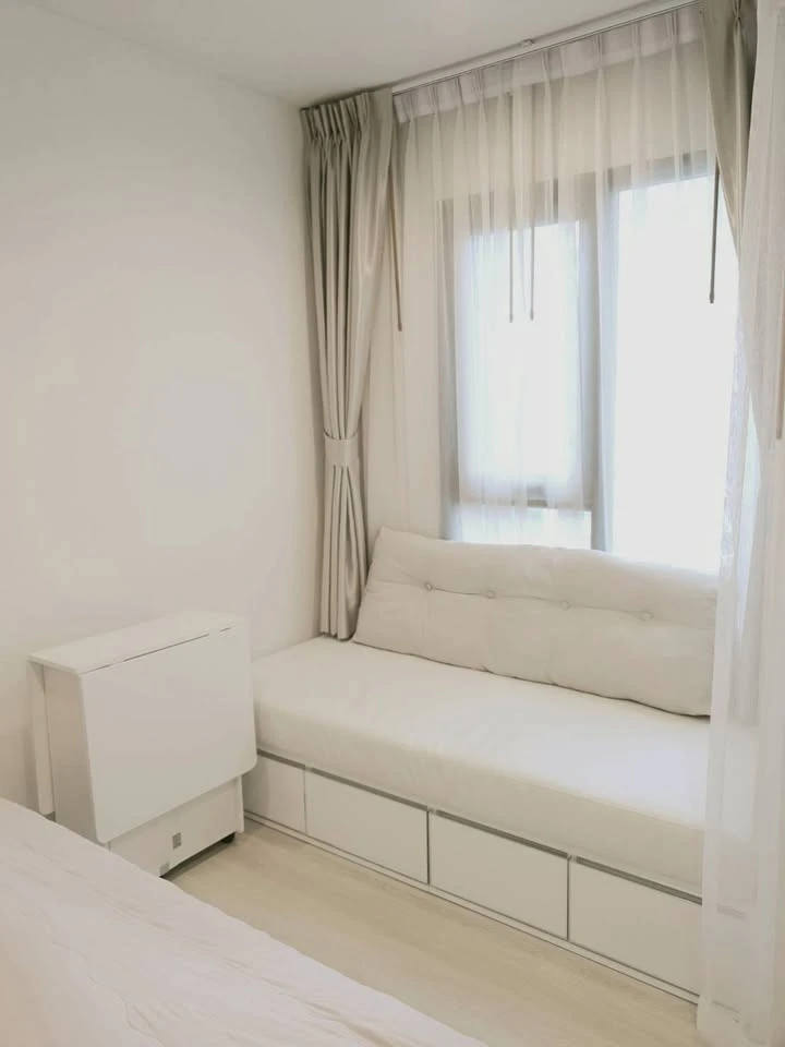 For rent: Life One Wireless, studio room, very high floor, decorated in a minimalist style, clean white tones, very livable.