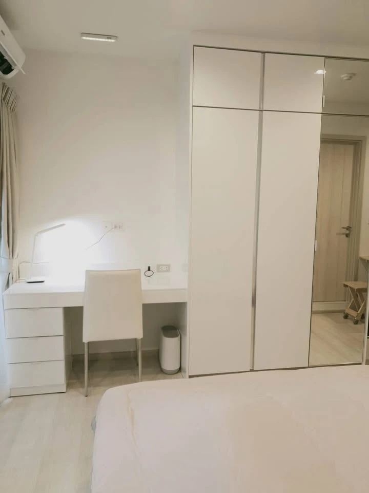 For rent: Life One Wireless, studio room, very high floor, decorated in a minimalist style, clean white tones, very livable.