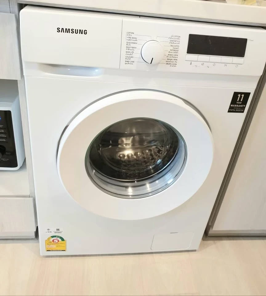 For rent: Life One Wireless, studio room, very high floor, decorated in a minimalist style, clean white tones, very livable.