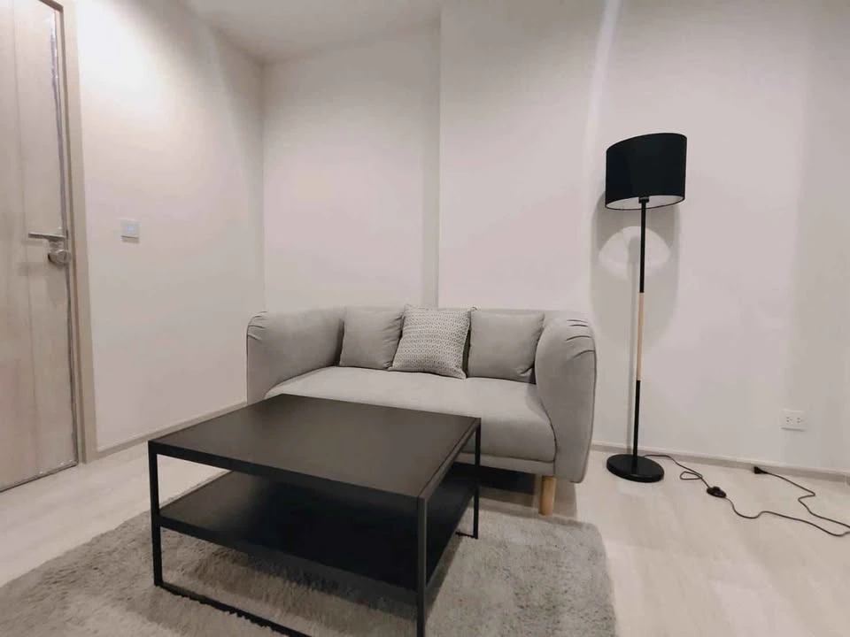 For rent: Life One Wireless, a room on a very high floor (20th floor), decorated in a modern style, fully furnished, just bring your own luggage and m
