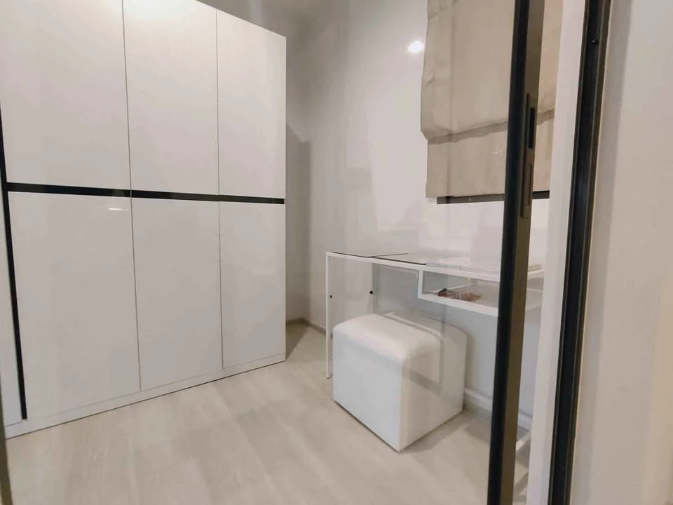 For rent: Life One Wireless, a room on a very high floor (20th floor), decorated in a modern style, fully furnished, just bring your own luggage and m