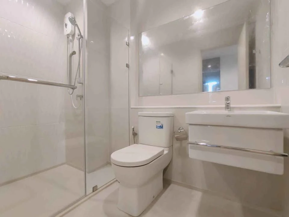 For rent: Life One Wireless, a room on a very high floor (20th floor), decorated in a modern style, fully furnished, just bring your own luggage and m