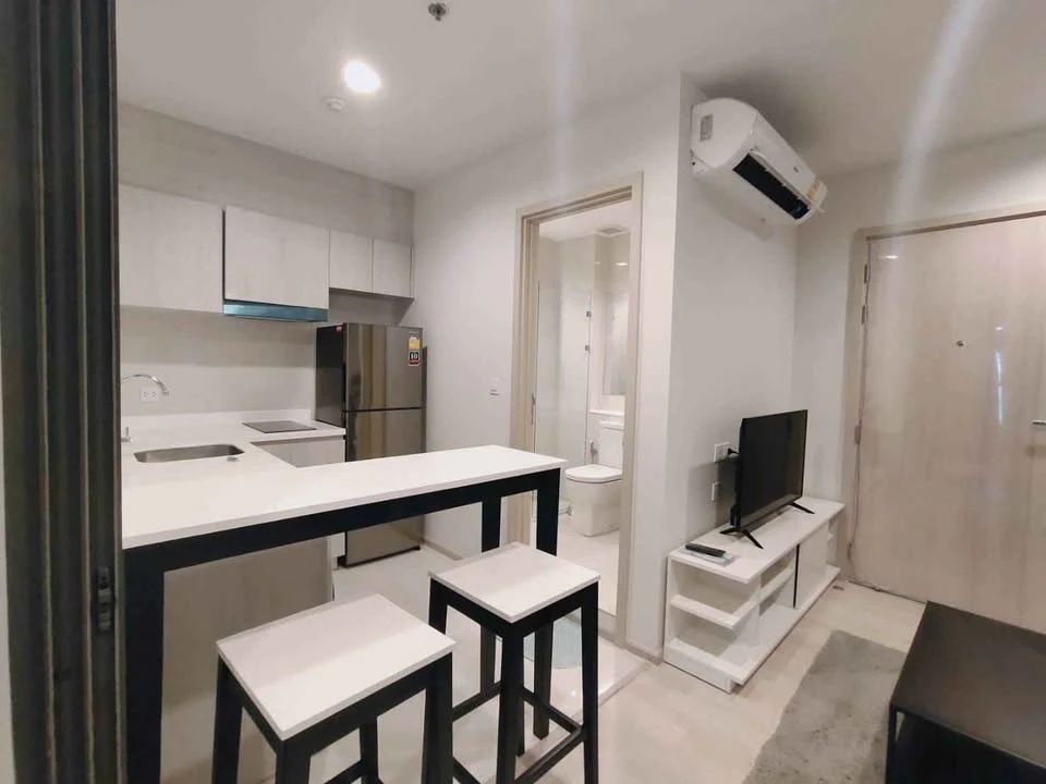 For rent: Life One Wireless, a room on a very high floor (20th floor), decorated in a modern style, fully furnished, just bring your own luggage and m