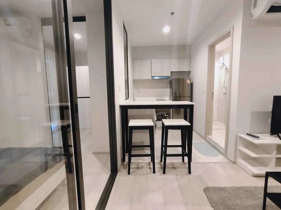 For rent: Life One Wireless, a room on a very high floor (20th floor), decorated in a modern style, fully furnished, just bring your own luggage and m