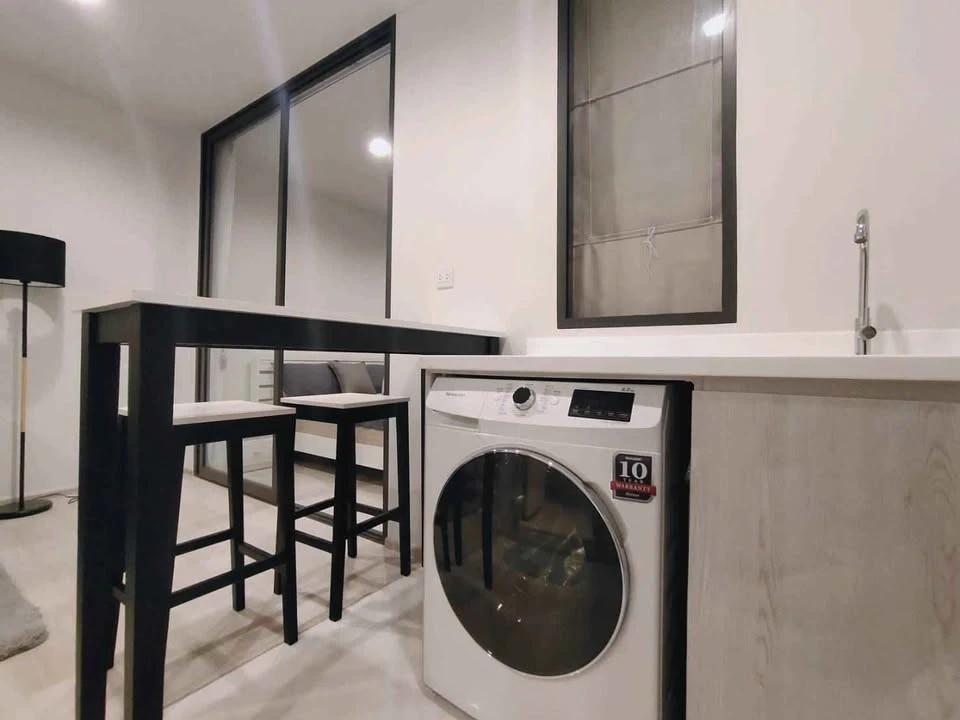 For rent: Life One Wireless, a room on a very high floor (20th floor), decorated in a modern style, fully furnished, just bring your own luggage and m