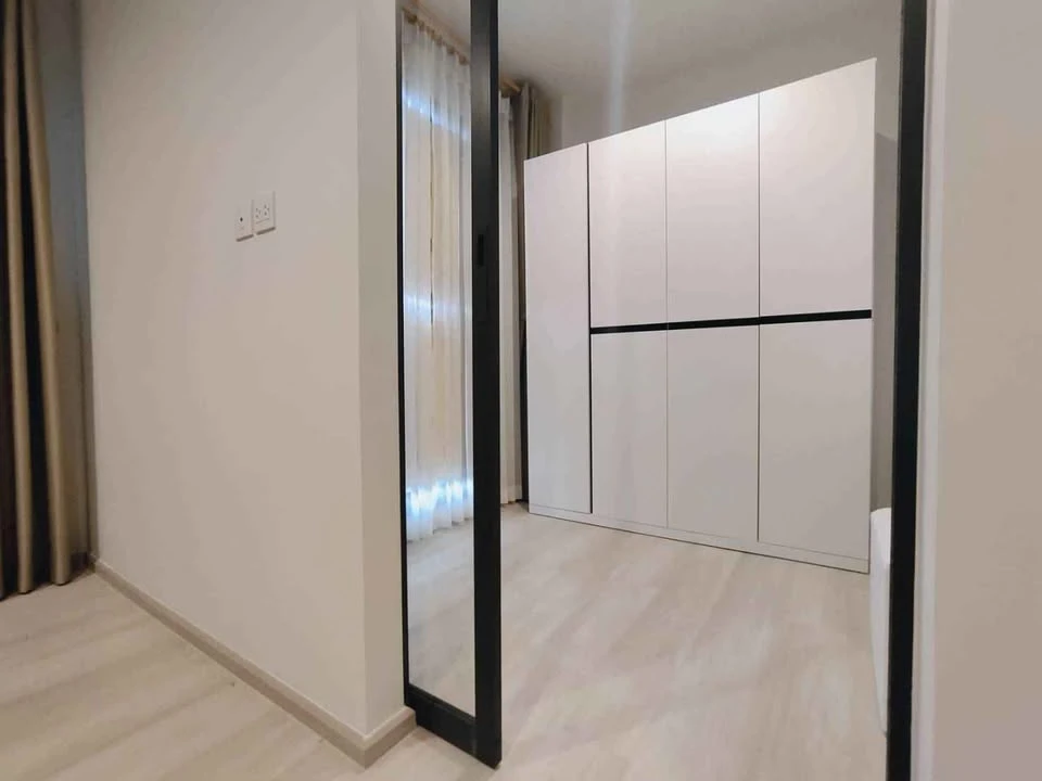For rent: Life One Wireless, a room on a very high floor (20th floor), decorated in a modern style, fully furnished, just bring your own luggage and m
