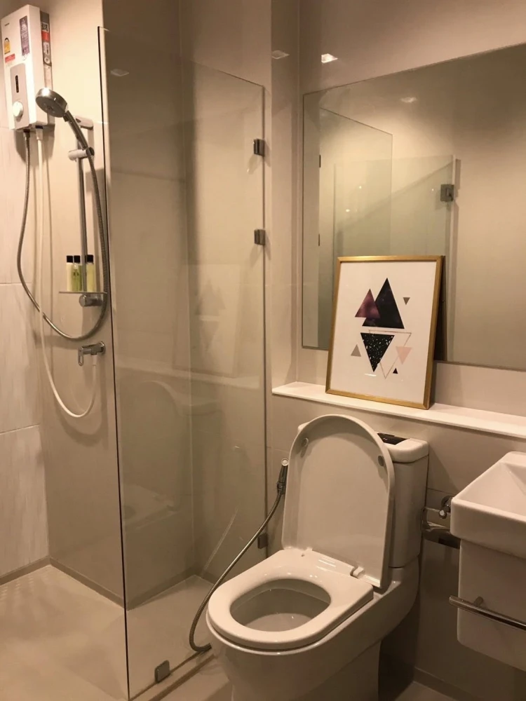 For rent: Life One Wireless, beautifully decorated room, good location, has a walk-in closet, Central view, book now