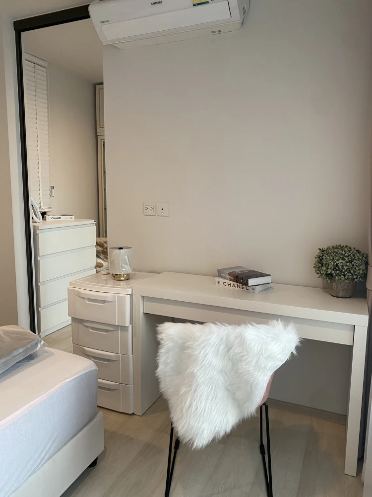 For rent, Life One Wireless, beautifully decorated room, luxurious and expensive, beautiful view from high floor, good location, book now.