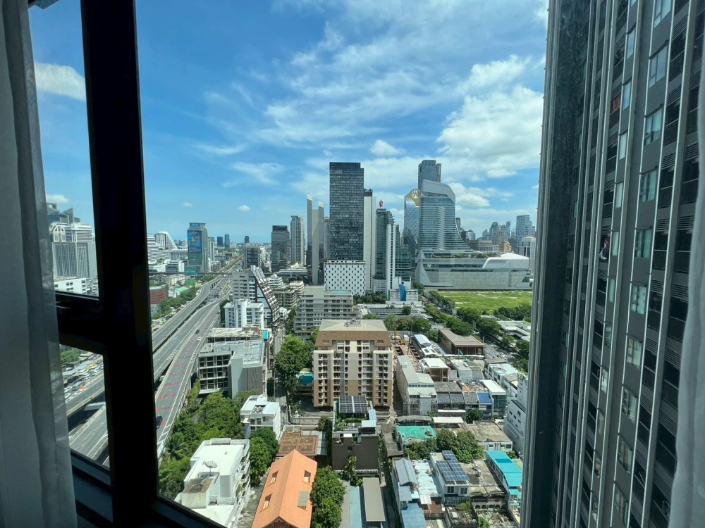 For rent, Life One Wireless, beautifully decorated room, luxurious and expensive, beautiful view from high floor, good location, book now.