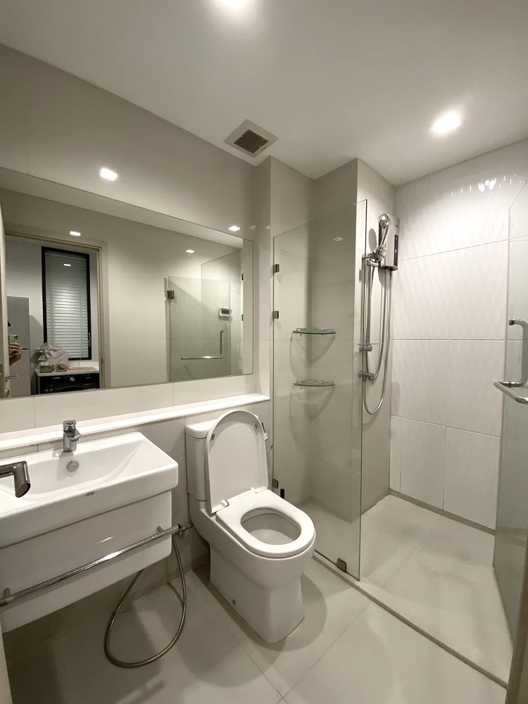 For rent, Life One Wireless, beautifully decorated room, luxurious and expensive, beautiful view from high floor, good location, book now.
