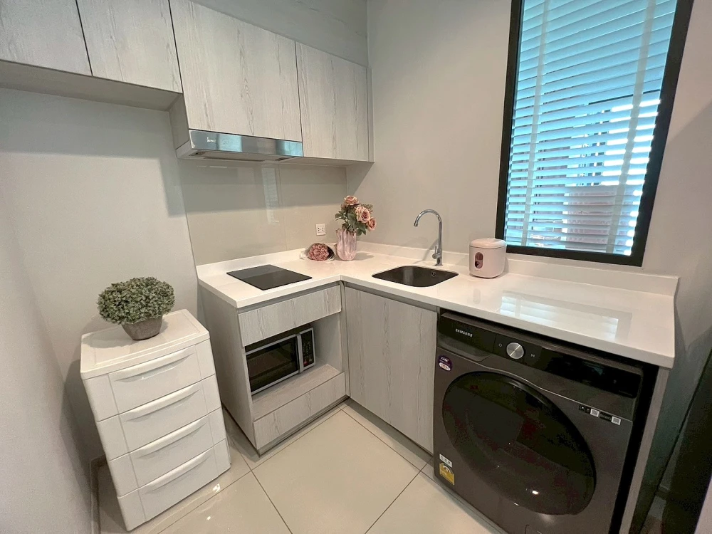 For rent, Life One Wireless, beautifully decorated room, luxurious and expensive, beautiful view from high floor, good location, book now.