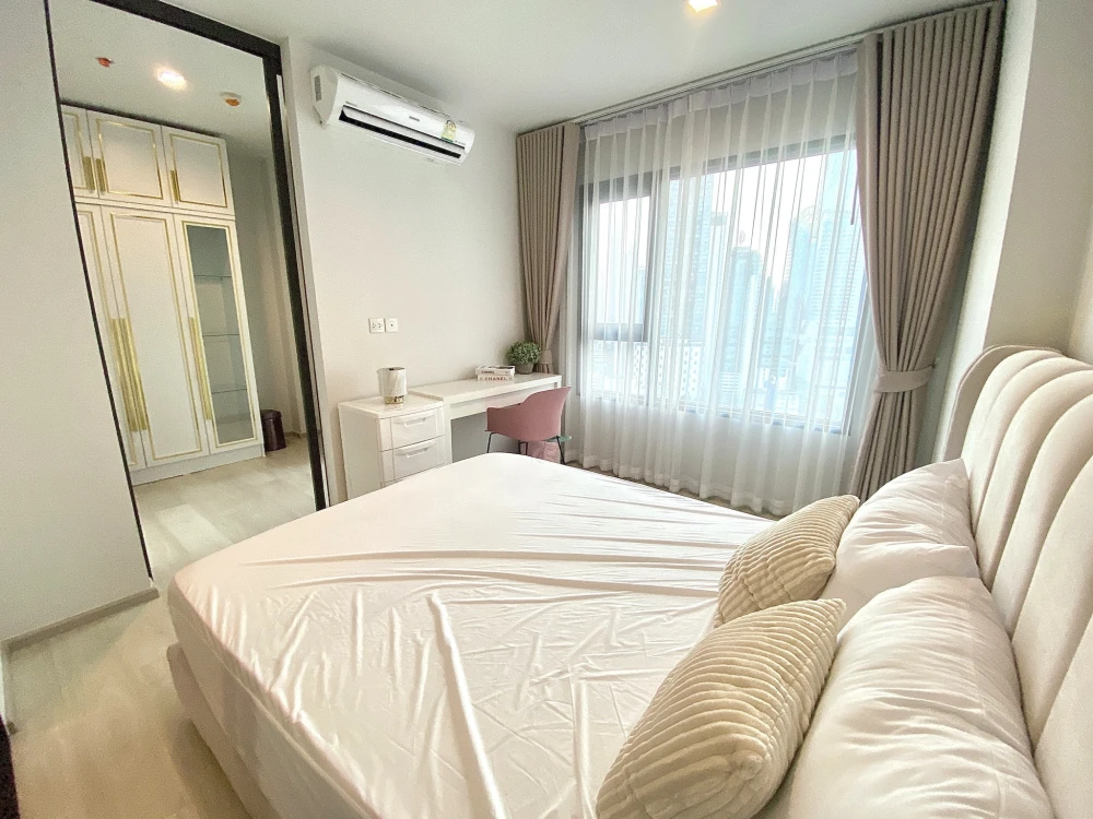 For rent, Life One Wireless, beautifully decorated room, luxurious and expensive, beautiful view from high floor, good location, book now.