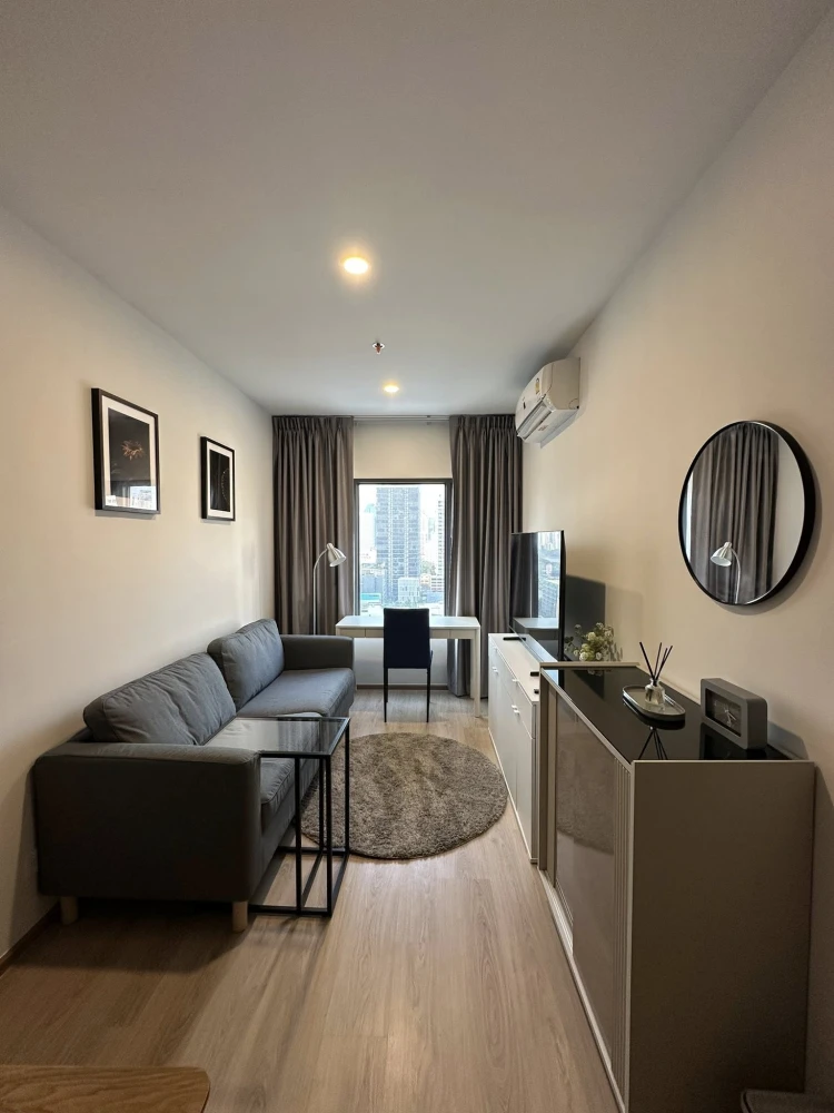 For rent: Life Rama 4 - Asoke, 1 bedroom, 1 bathroom, decorated in a controlled tone, comes with complete furniture, book now.