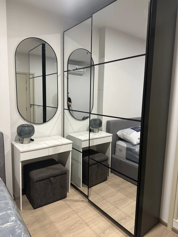For rent: Life Rama 4 - Asoke, 1 bedroom, 1 bathroom, decorated in a controlled tone, comes with complete furniture, book now.