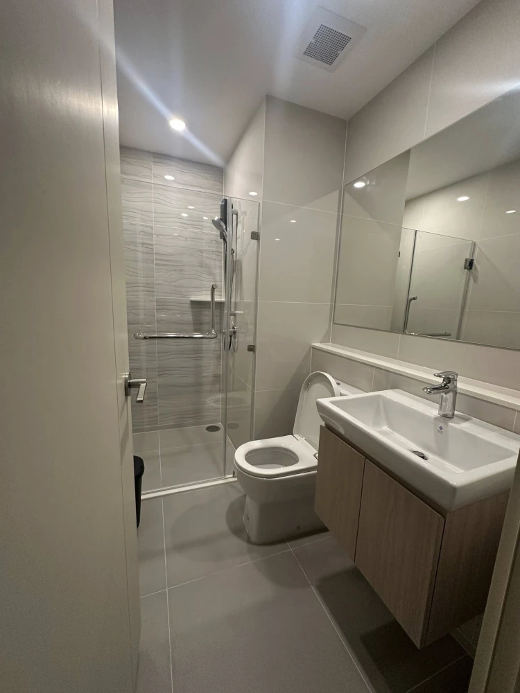 For rent: Life Rama 4 - Asoke, 1 bedroom, 1 bathroom, decorated in a controlled tone, comes with complete furniture, book now.