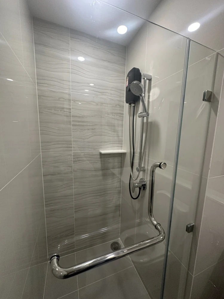 For rent: Life Rama 4 - Asoke, 1 bedroom, 1 bathroom, decorated in a controlled tone, comes with complete furniture, book now.