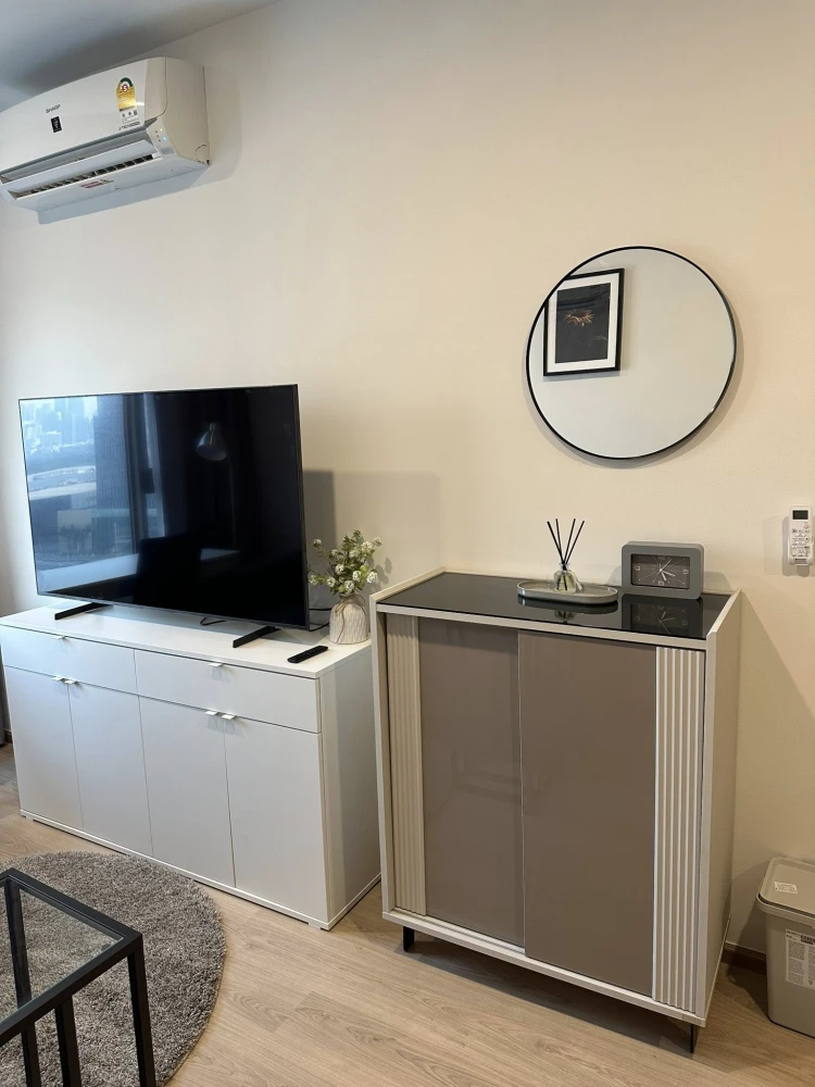 For rent: Life Rama 4 - Asoke, 1 bedroom, 1 bathroom, decorated in a controlled tone, comes with complete furniture, book now.