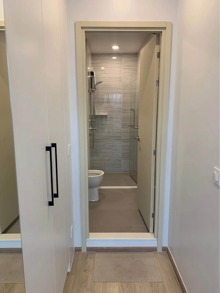 For rent: Life Rama 4 - Asoke, 1 bedroom, 1 bathroom. Great location, convenient transportation, fully furnished. Book now!