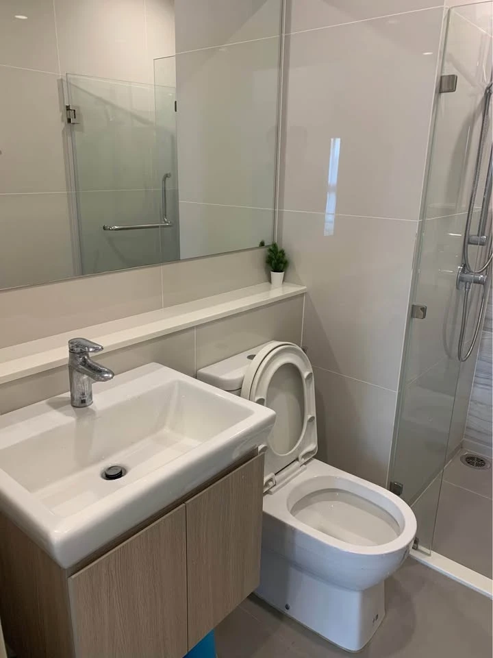 For rent: Life Rama 4 - Asoke, 1 bedroom, 1 bathroom. Great location, convenient transportation, fully furnished. Book now!