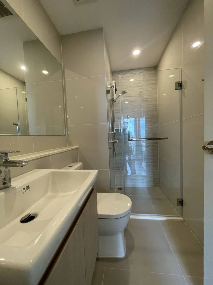 For rent: Life Rama 4 - Asoke, 1 bedroom, 1 bathroom, fully furnished, good location, beautiful river view, no blocking, reserve now!