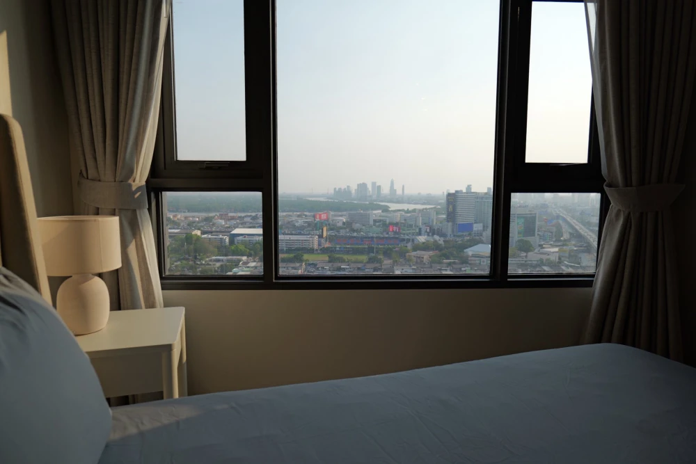For rent: Life Rama 4 - Asoke, 1 bedroom apartment, fully furnished with complete amenities. Don't miss out!