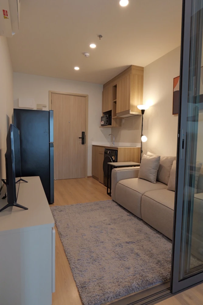 For rent: Life Rama 4 - Asoke, 1 bedroom apartment, fully furnished with complete amenities. Don't miss out!