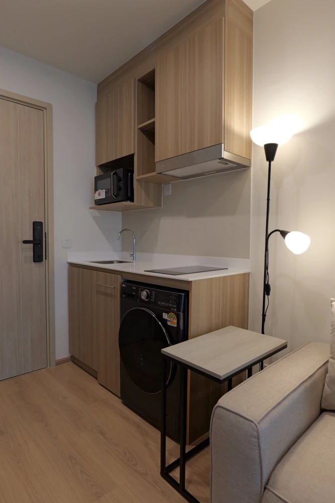 For rent: Life Rama 4 - Asoke, 1 bedroom apartment, fully furnished with complete amenities. Don't miss out!