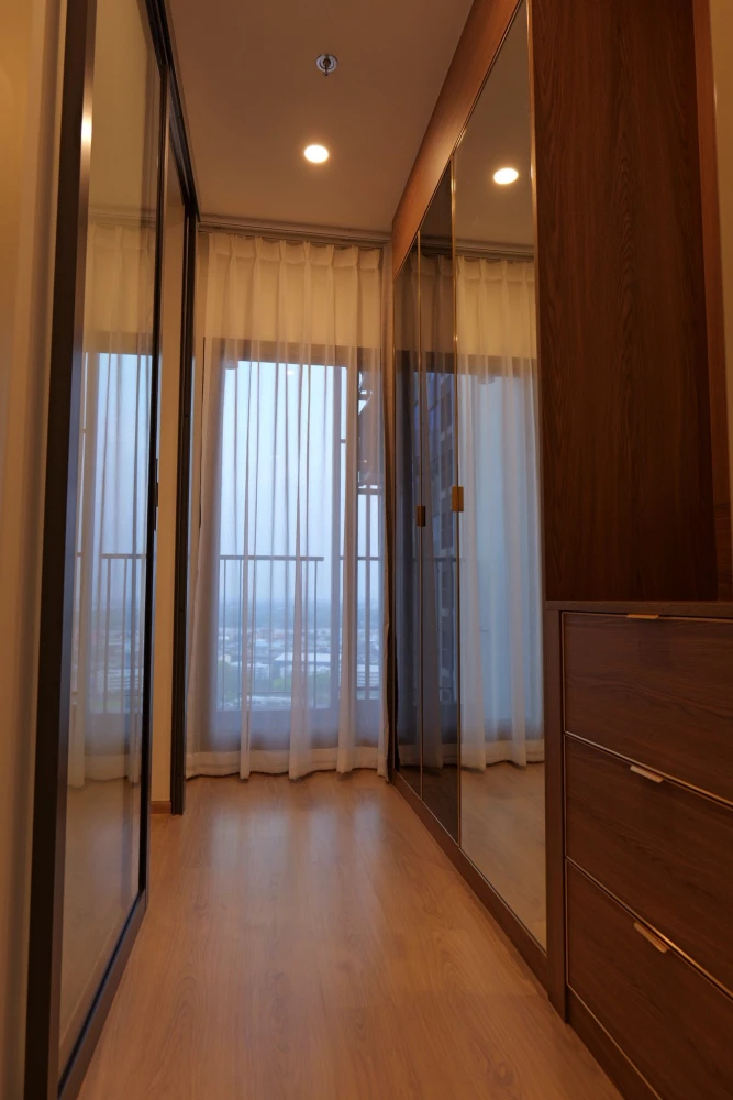For rent: Life Rama 4 - Asoke, 1 bedroom apartment, fully furnished with complete amenities. Don't miss out!