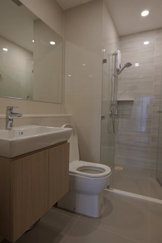For rent: Life Rama 4 - Asoke, 1 bedroom apartment, fully furnished with complete amenities. Don't miss out!