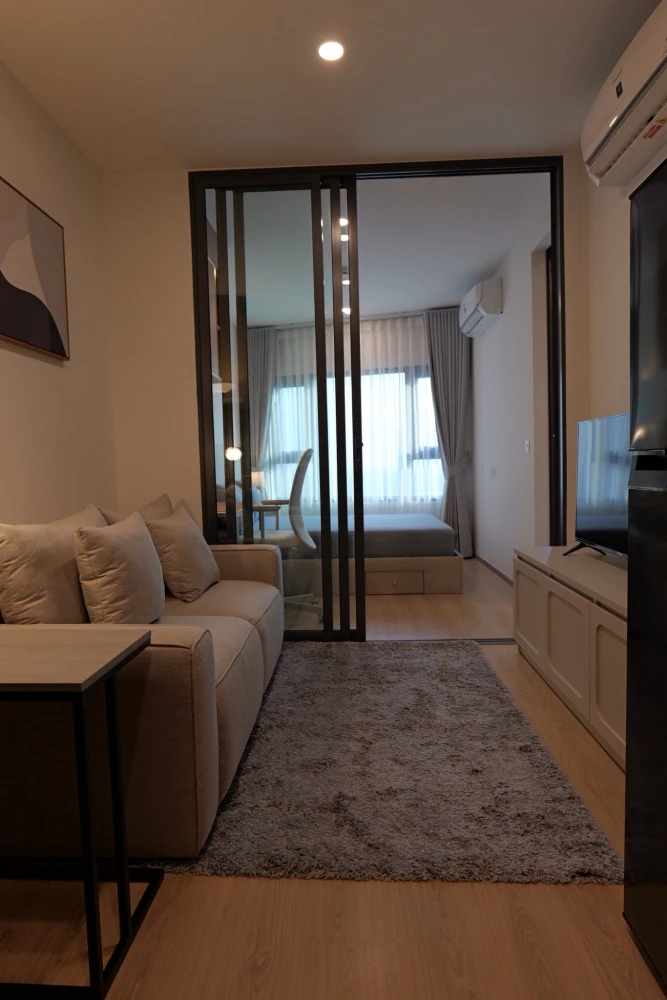 For rent: Life Rama 4 - Asoke, 1 bedroom apartment, fully furnished with complete amenities. Don't miss out!