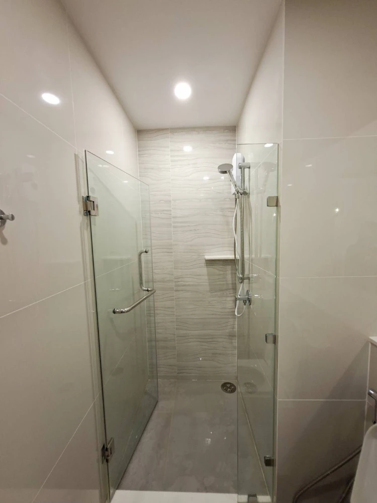 For Rent: Life Rama 4 - Asoke, 11th floor. Fully furnished and inviting unit—book now, don't miss out!