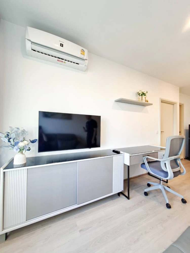 For Rent: Life Rama 4 - Asoke, 11th floor. Fully furnished and inviting unit—book now, don't miss out!