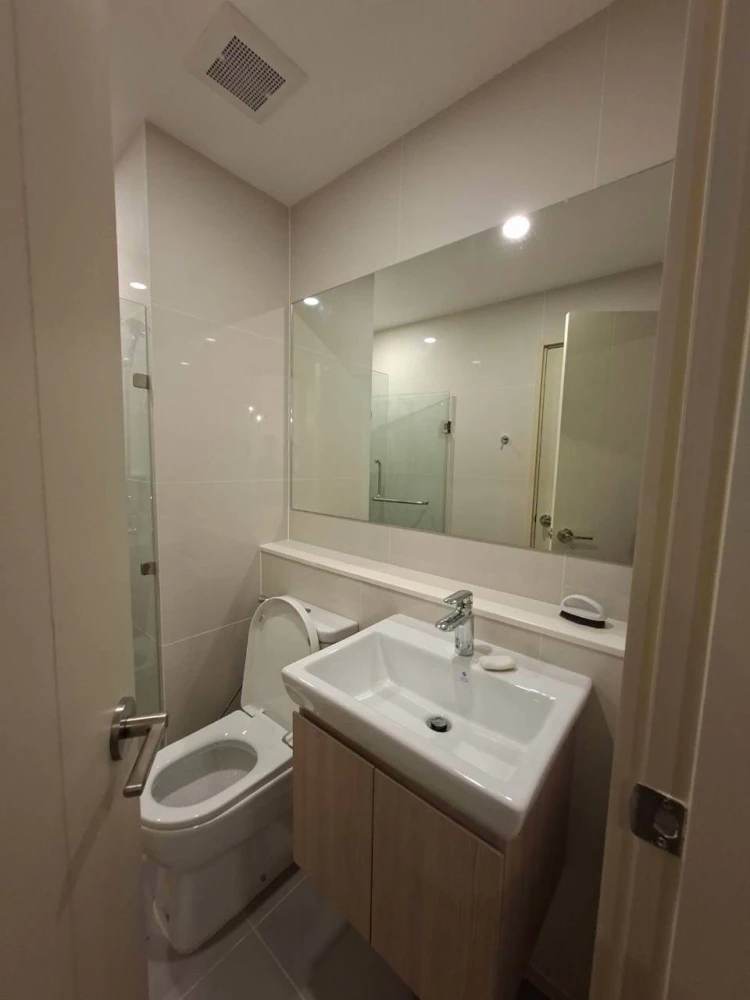 For Rent: Life Rama 4 - Asoke, 11th floor. Fully furnished and inviting unit—book now, don't miss out!