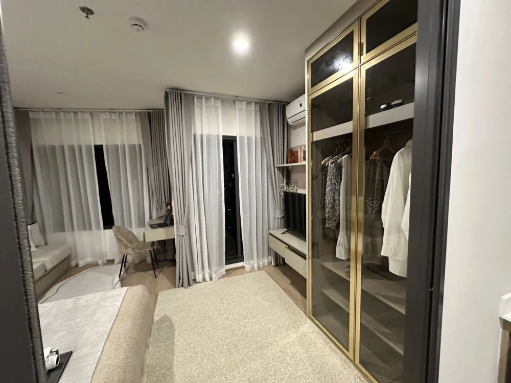 For rent: Life Rama 4 - Asoke, 15th floor, Sukhumvit side (no market smell), beautiful room, good furniture, hurry and reserve now.