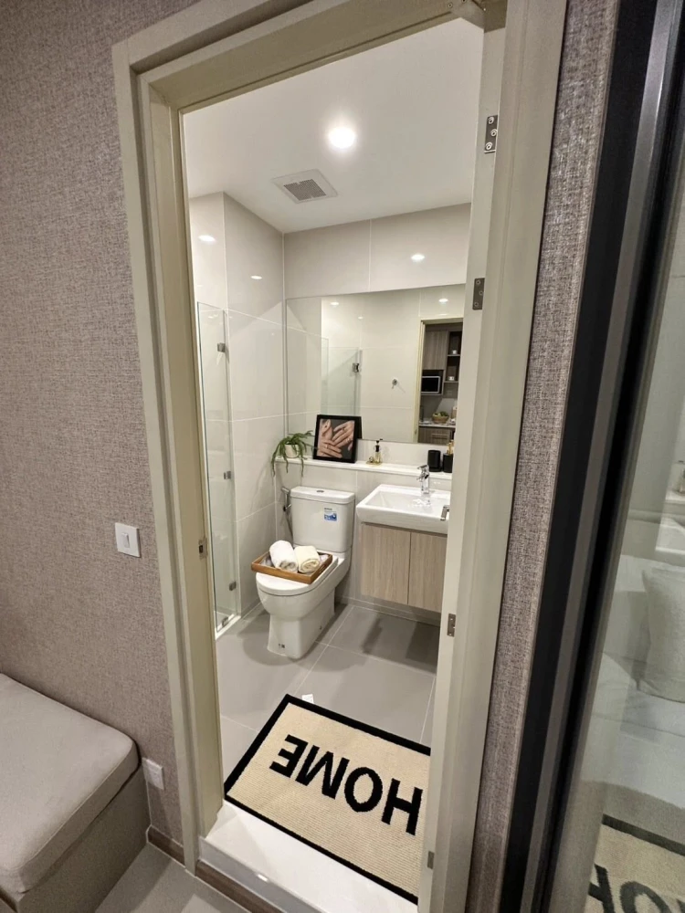 For rent: Life Rama 4 - Asoke, 15th floor, Sukhumvit side (no market smell), beautiful room, good furniture, hurry and reserve now.