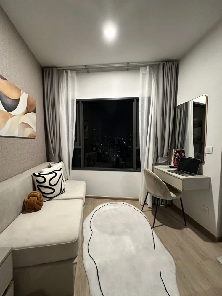For rent: Life Rama 4 - Asoke, 15th floor, Sukhumvit side (no market smell), beautiful room, good furniture, hurry and reserve now.