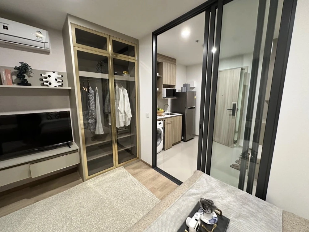 For rent: Life Rama 4 - Asoke, 15th floor, Sukhumvit side (no market smell), beautiful room, good furniture, hurry and reserve now.