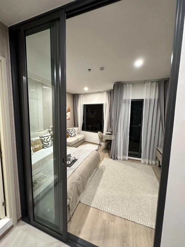 For rent: Life Rama 4 - Asoke, 15th floor, Sukhumvit side (no market smell), beautiful room, good furniture, hurry and reserve now.