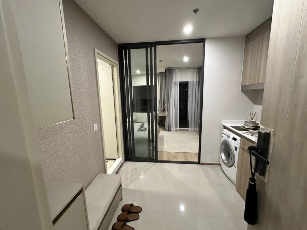 For rent: Life Rama 4 - Asoke, 15th floor, Sukhumvit side (no market smell), beautiful room, good furniture, hurry and reserve now.