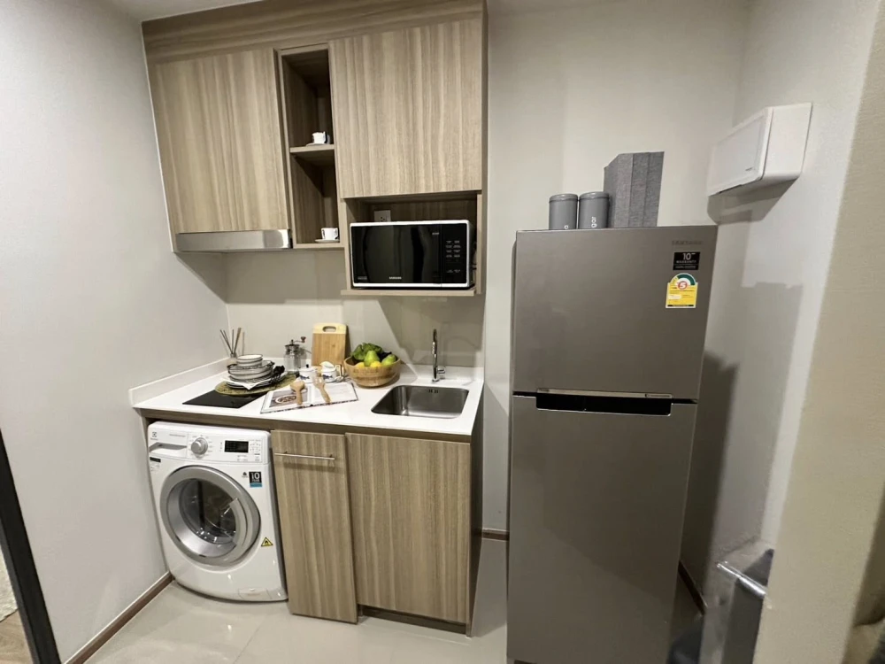 For rent: Life Rama 4 - Asoke, 15th floor, Sukhumvit side (no market smell), beautiful room, good furniture, hurry and reserve now.