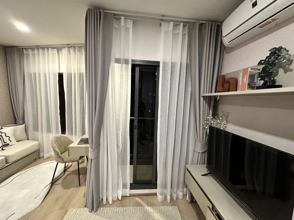 For rent: Life Rama 4 - Asoke, 15th floor, Sukhumvit side (no market smell), beautiful room, good furniture, hurry and reserve now.