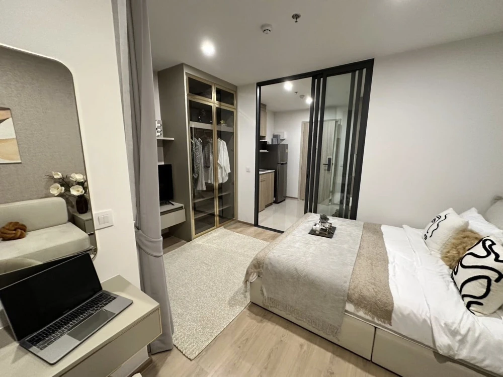 For rent: Life Rama 4 - Asoke, 15th floor, Sukhumvit side (no market smell), beautiful room, good furniture, hurry and reserve now.