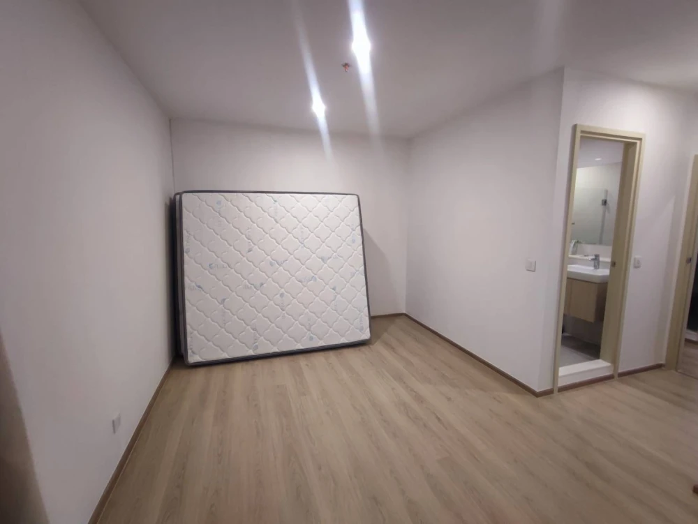For rent: Life Rama 4 - Asoke, 16th floor, very good location, very spacious, hurry and reserve before it's gone.