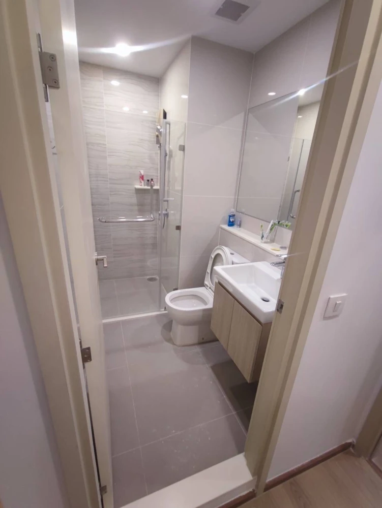 For rent: Life Rama 4 - Asoke, 16th floor, very good location, very spacious, hurry and reserve before it's gone.
