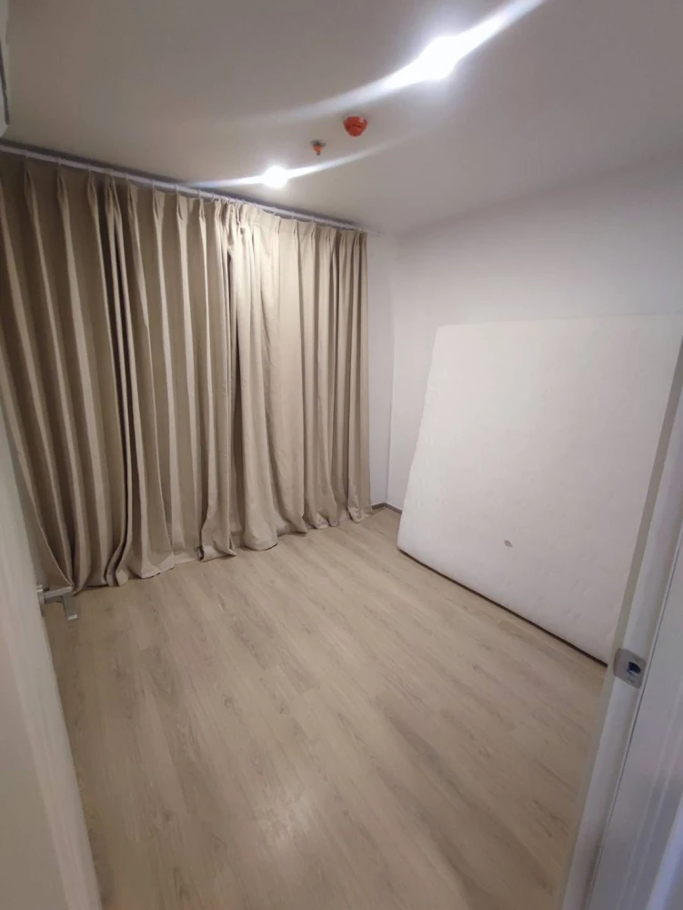 For rent: Life Rama 4 - Asoke, 16th floor, very good location, very spacious, hurry and reserve before it's gone.
